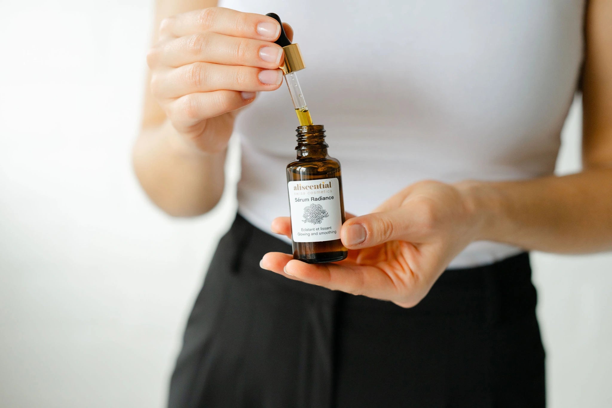 Application sérum Aliscential sur les mains