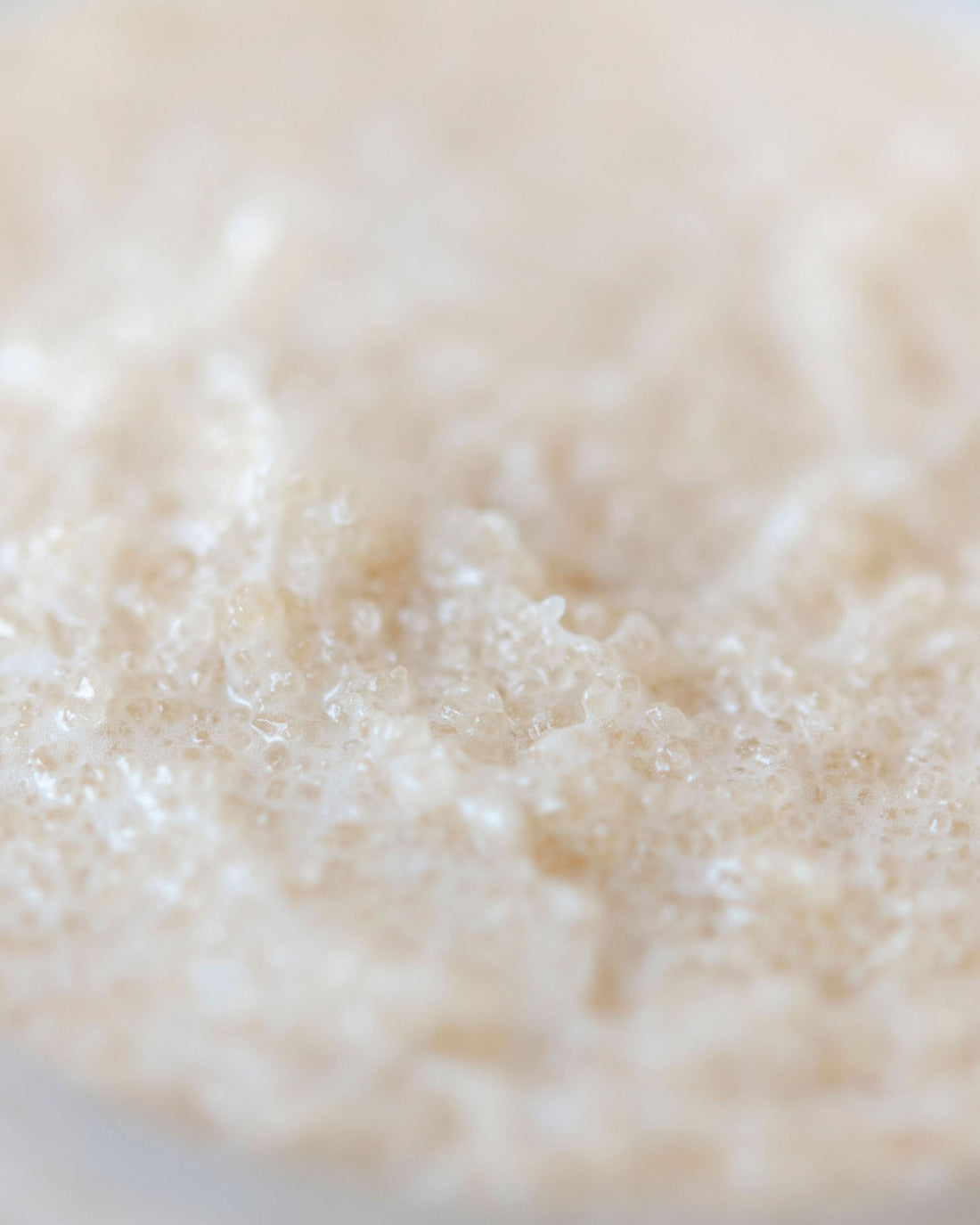 Texture du gommage Karité Velvet Aliscential – cristaux de sucre de canne