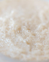 Texture du gommage Karité Velvet Aliscential – cristaux de sucre de canne