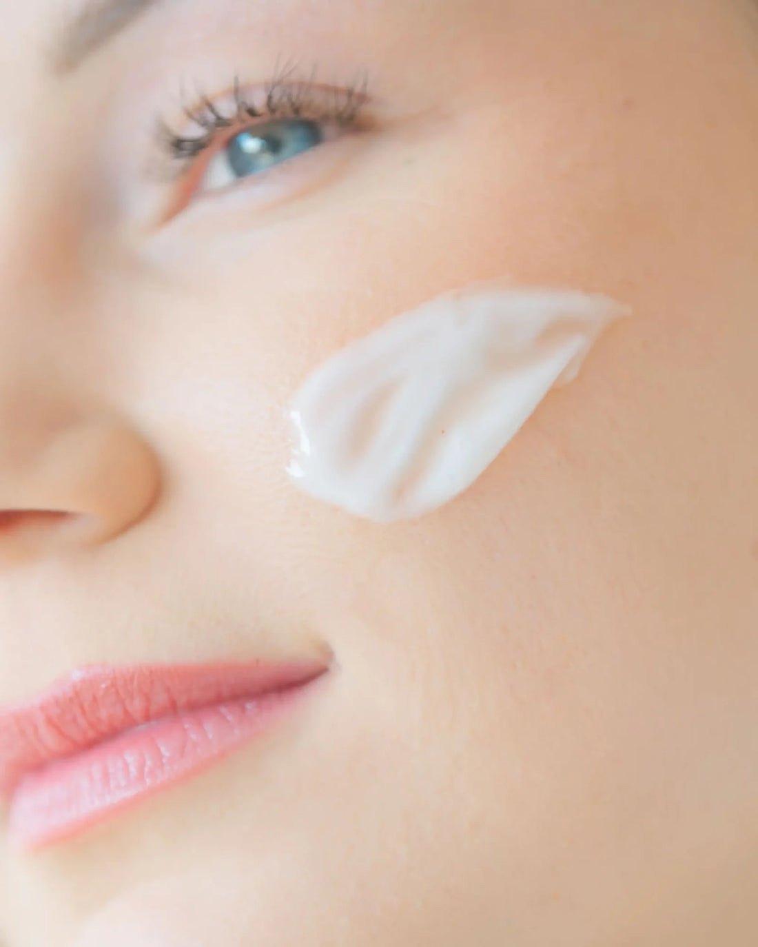 Application de La Crème Aliscential sur la joue – crème visage légère hydratante