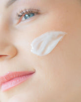 Application de La Crème Aliscential sur la joue – crème visage légère hydratante