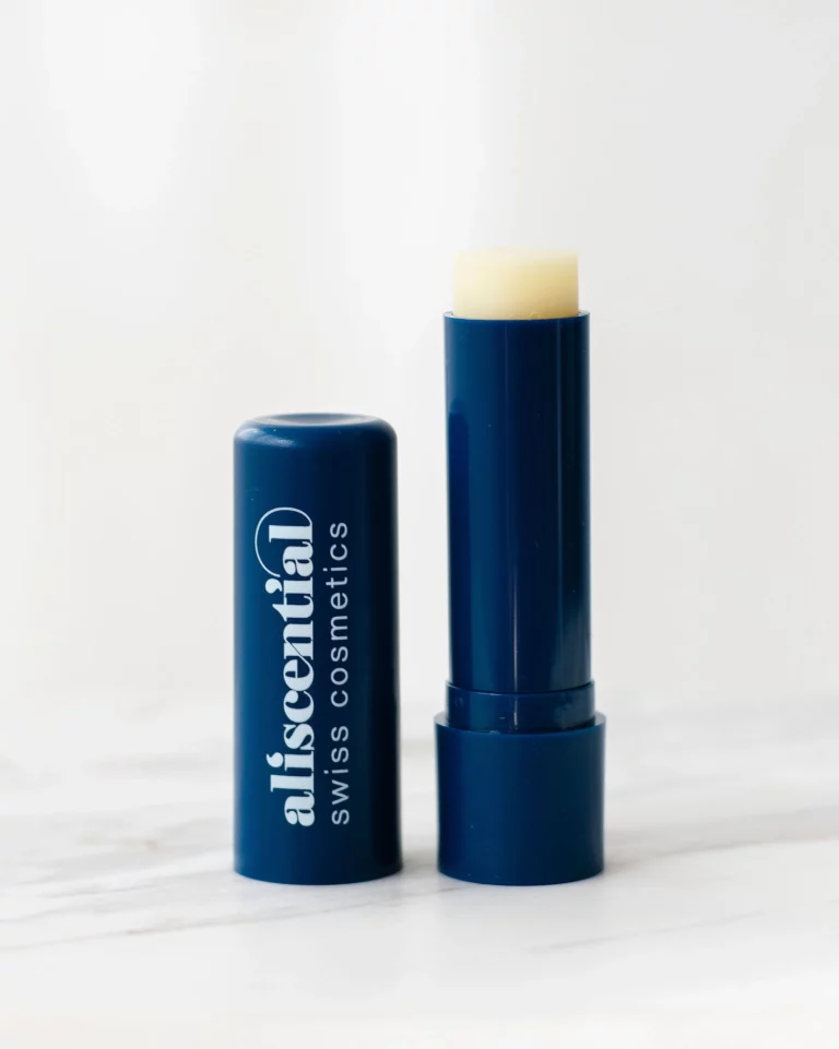 Lip stick Soft Kiss hydratant avec seulement 8 ingrédients pour des lèvres nourries naturellement. Fabriqué en Suisse