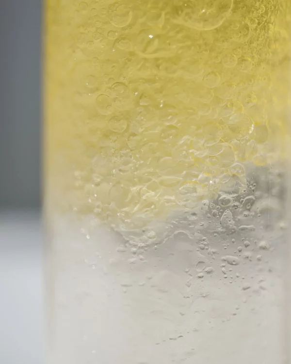 Close-up of the biphasic texture of the Aliscential Rituel Nettoyant – facial cleanser and makeup remover with geranium water, 99.5% natural ingredients.