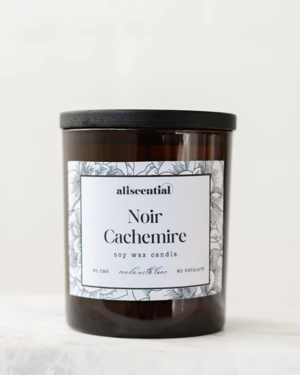Bougie parfumée Noir Cachemire Aliscential en verre noir, packshot sur fond épuré.