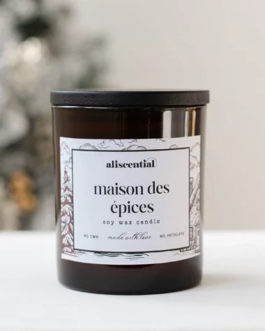 Bougie parfumée maison des épices. Aliscential en verre brun, packshot sur fond épuré.