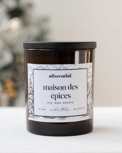 Bougie parfumée maison des épices. Aliscential en verre brun, packshot sur fond épuré.